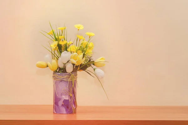 Fleurs Dans Support Vase Sur Une Étagère Bois — Photo