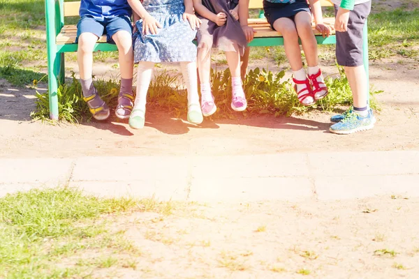 Çocuk yakın duran çocuğun bankta otur. Yaz Okulu tatil