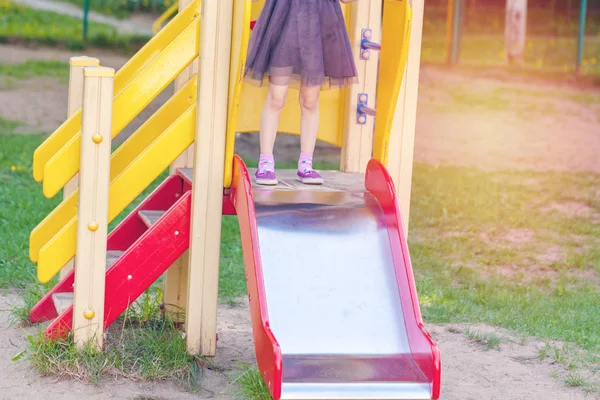 Das Mädchen Bereitet Sich Darauf Vor Vom Kinderhügel Wegzuziehen Unterhaltung — Stockfoto