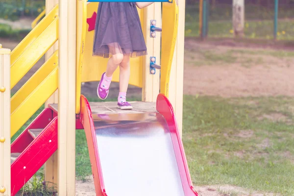 Das Mädchen Bereitet Sich Darauf Vor Vom Kinderhügel Wegzuziehen Unterhaltung — Stockfoto