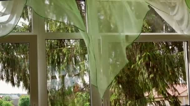 Легкий ветер дует через открытое окно размахивая занавесками — стоковое видео