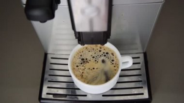 kahve damlaları metal destek beyaz tam fincan içine düşmek