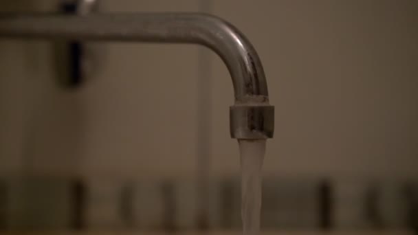 Flusso d'acqua scorre dal vecchio rubinetto arrugginito in metallo vista da vicino — Video Stock