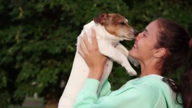 mutlu köpek ağaçlara karşı esmer yanakları ve burun yalıyor