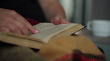 kadın fincan tarafından bilgi arayan kitap sayfalarını teslim