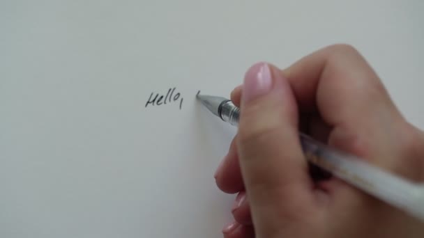 Рука пишет предложения на бумаге, создавая письмо для друга — стоковое видео