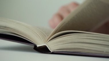 bulanık kişi el kitap sayfalarını çevirir ve satırlarda parmak çalışır