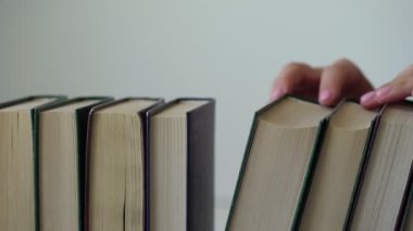 bayan güzel eller sırayla siyah ciltli kitap almak