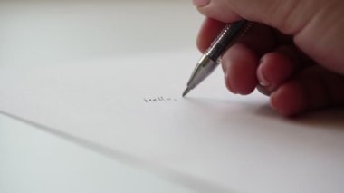 genç kadın el kağıt üzerine mektup selamyazıyor