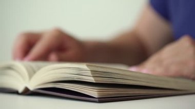 mavi pansuman bulanık kişi kitap sayfalarını yakın ters çevirir