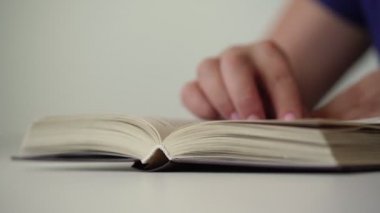 manikür ile genç bulanık kadın el kitap sayfaları çevirir