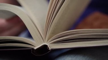 mavi t-shirt ve kot bulanık bayan kitap sayfaları çevirir