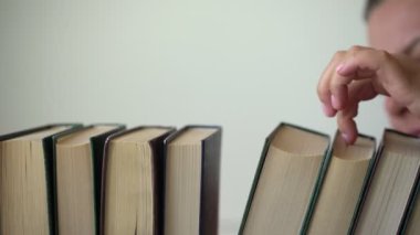 konsantre bayan satır yakın kitap çalışan parmakları seçer