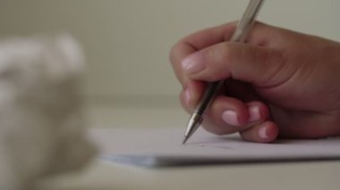 el kağıt üzerine yazıyor ve siyah kalem closeup ile haçlar