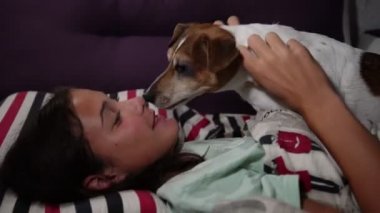 gülümseyen çekici esmer evcil hayvan mutlu köpek yakın görünümü