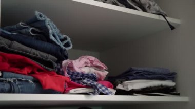 şık bayan rafta kazık yapma soyunma nesneleri koyar