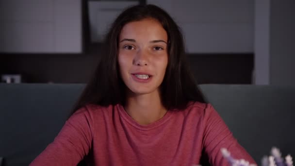 Souriant sombre fille aux cheveux en sweat-shirt parle en vidéochat — Video