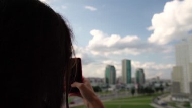 güneş gözlüğü esmer modern şehrin panoramik fotoğraf yapar