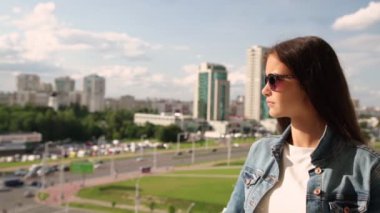 güneş gözlüğü esmer saç giderir ve cityscape hayran