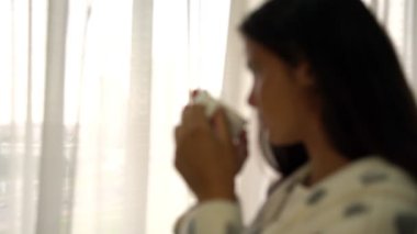 bornoz bulanık koyu saçlı bayan sabah çayı sahiptir