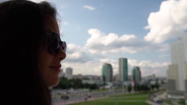 Silueta señora hace selfie en el teléfono inteligente contra la ciudad — Vídeo de stock