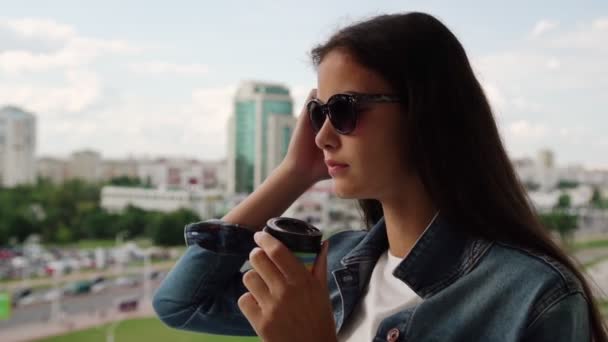 Elegante signora con lunghi capelli sciolti bevande caffè slow motion — Video Stock