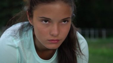 konsantre bayan yeşil park yavaş hareket çalışan başlar