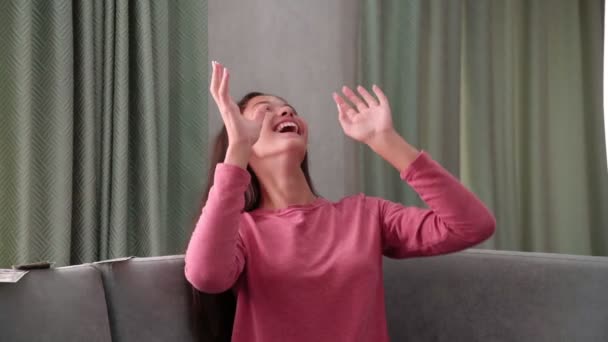 웃는 소녀 십대 잡는 떨어지는 지폐 슬로우 모션 — 비디오