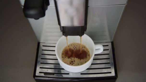 Macchina da caffè versa bevanda schiumogeno in tazza sul supporto — Video Stock