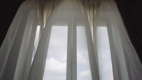 Vento leve sopra através da janela aberta e ondas cortinas — Vídeo de Stock
