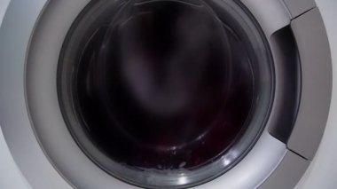 giysi nesneleri beyaz çamaşır makinesi closeup döndürmek