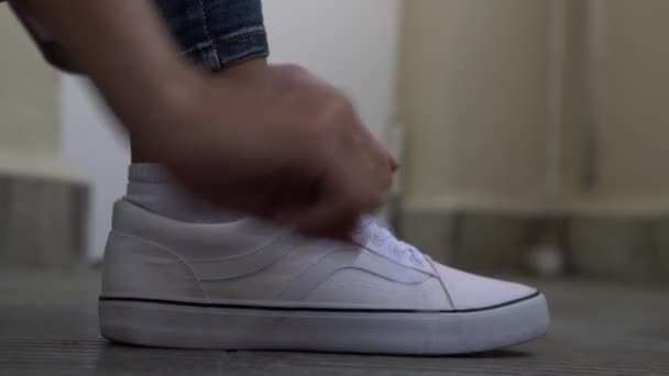 Junge Frau Hände Krawatte weiße Sneaker Schnürsenkel schließen Seitenansicht — Stockvideo