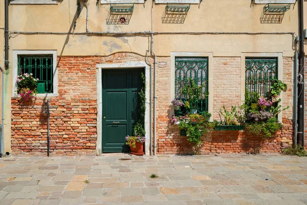 Fachada Edifício Casa Velha Com Potes Flores Peitoril Janela Rua — Fotografia de Stock