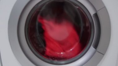 çamaşır makinesi silindir farklı giyim nesneleri döndürür