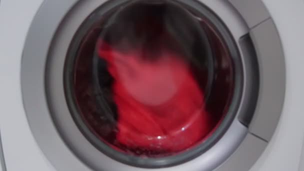 Máquina de lavar roupa cilindro gira diferentes objetos de roupa — Vídeo de Stock