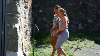 kızlar turistik yere yol arayan bilgileri okuyun