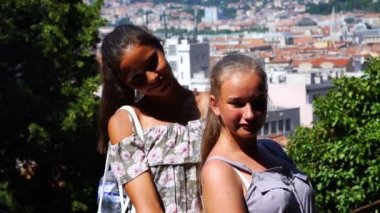 kızlar fotoğraf çekerek poz ve turistik şehirde eğlenmek