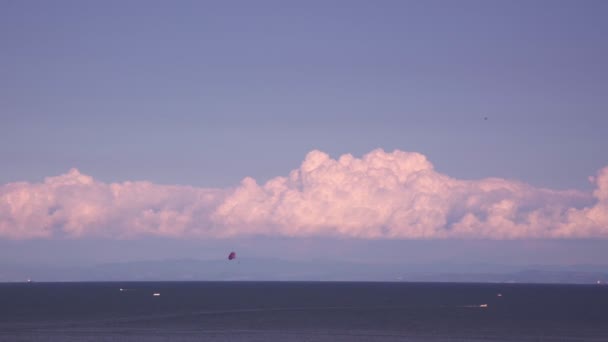 Motorboot segelt über blaues Meerwasser und zieht Fallschirm — Stockvideo