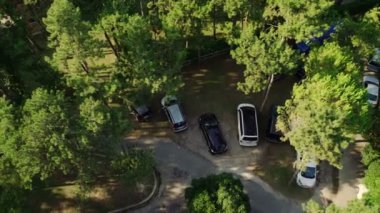 güneş ışığı üst görünümünde yeşil bahçede park edilmiş otomobiller