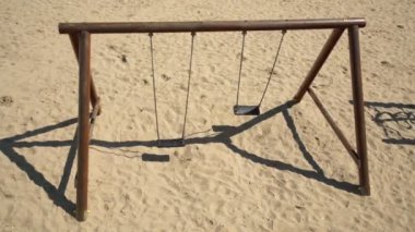 tropikal tatil kumlu plajda şık ahşap salıncaklar