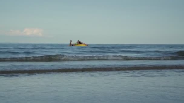 Personas felices se divierten en el mar tranquilo en el complejo tropical — Vídeo de stock