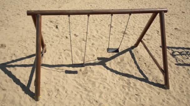 Balançoires en bois élégantes sur la plage de sable à la station tropicale — Video