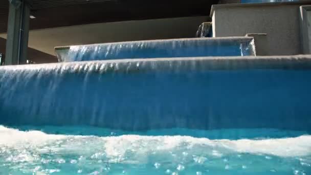 Elegante fuente con salpicaduras de agua en el complejo tropical — Vídeo de stock