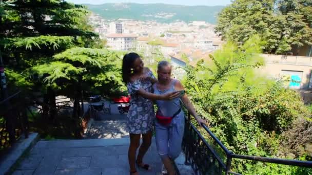 Ragazze posare sul ponte di osservazione contro Trieste paesaggio urbano — Video Stock