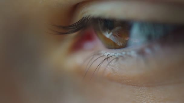 Жінка крихке око блимає екстремально крупним планом з розмитим кутом — стокове відео