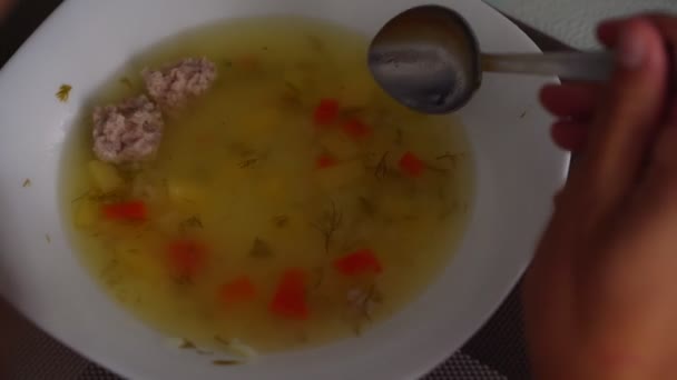 Senhora com cabelo escuro tem jantar comer sopa deliciosa perto — Vídeo de Stock