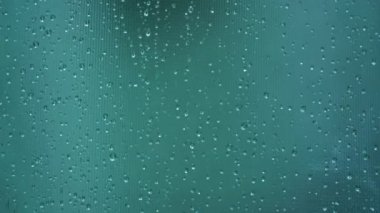 Zaman ayarlı yağmur damlaları ıslak cam yüzeyi kaplar