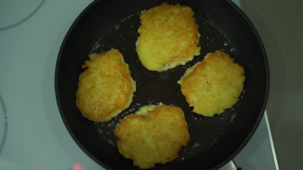 Delicious potato pancakes on frying nonstick pan closeup — Stock Video