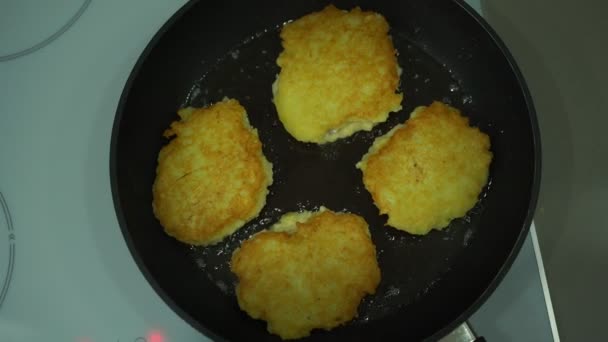 Délicieuses crêpes de pommes de terre sur poêle antiadhésive friture gros plan — Video