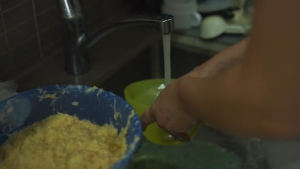 Mujer ama de casa lava cuenco de plástico en casa vista de cerca — Vídeo de stock